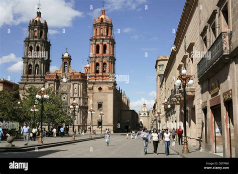 ¡Sumérgete en la historia y el arte en la Catedral de San Luis Potosí! Un monumento colonial impresionante con un interior majestuoso