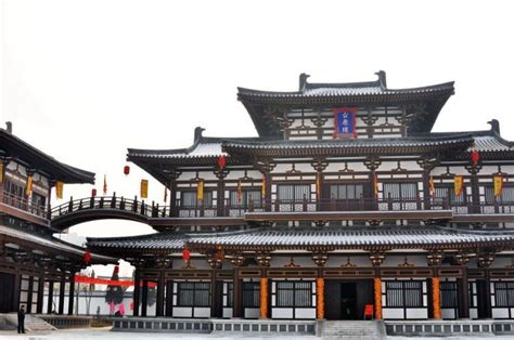 ¡Sumérgete en la Historia y la Naturaleza en el Templo de Qinglong! Un oasis de paz espiritual en medio del bullicio urbano