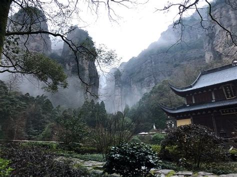 ¡Sumérgete en la historia en el Templo de Yueqing! Historia ancestral y arquitectura exquisita.