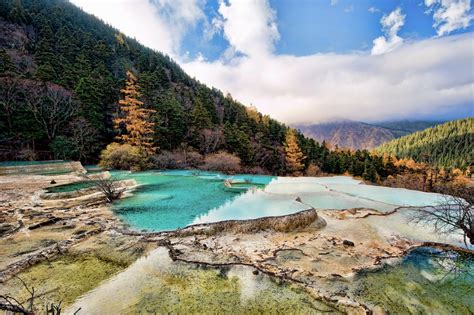 ¡Sumérgete en la historia y la belleza natural del Templo de Huanglong! Un tesoro arquitectónico rodeado de exuberantes montañas.