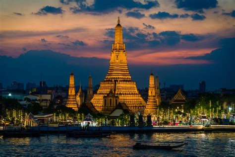 ¡Sumérgete en la magia de las luces flotantes del Templo Wat Arun Ratchawararam Ratchawaramahawihan!