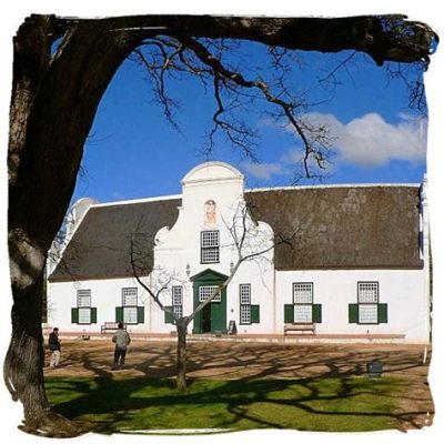 ¡Sumérgete en la magia del Castillo de Groot Constantia, joya histórica con viñedos centenarios!