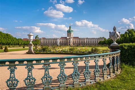 El Palacio de Charlottenburg: Un Vistazo al Pasado Real y Jardines que Encantarán tus Sentidos!