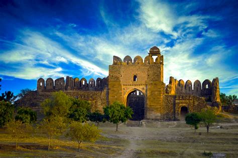 ¡Explora la magia ancestral de la Fortaleza de Rohtas en Punjab! Historia milenaria y vistas panorámicas impresionantes.